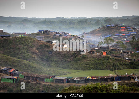 3 novembre 2017 - 03 novembre 2017 Cox's Bazar, Bangladesh ''“ Camp de réfugiés de Thankhali à Cox'sbazar, Bangladesh. Selon le HCR, 607 000 réfugiés rohingyas ont fui la violence de l'État de Rakhine au Myanmar depuis le 25 août 2017, la plupart essayant de traverser la frontière et d'atteindre le Bangladesh. Crédit : K M Asad/ZUMA Wire/Alamy Live News Banque D'Images