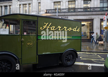 Londres, Royaume-Uni. 4 novembre, 2017. Harrods van du Regent Street Motor Show qui a eu lieu avant le Londres à Brighton Veteran Car Run demain. Ancien combattant, classique et moderne des voitures étaient sur l'affichage le long avec des gens habillés en costumes d'époque. L'analyse démarre de Hyde Park demain au lever du soleil. © Keith Larby/Alamy Live News Banque D'Images