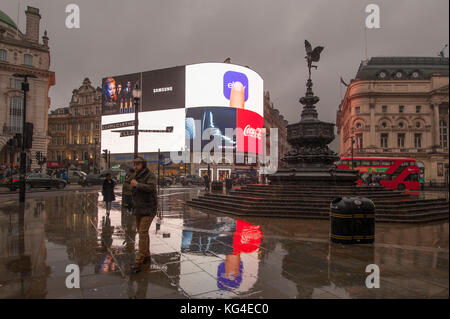Piccadilly, Londres, Royaume-Uni. 4 novembre 2017. Nouvelle publicité signe le seul éclat de couleur sur un samedi matin froid et humide à Piccadilly Circus. Crédit : Malcolm Park/Alay Live News. Banque D'Images