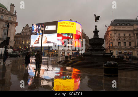 Piccadilly, Londres, Royaume-Uni. 4 novembre 2017. Nouvelle publicité signe le seul éclat de couleur sur un samedi matin froid et humide à Piccadilly Circus. Crédit : Malcolm Park/Alay Live News. Banque D'Images
