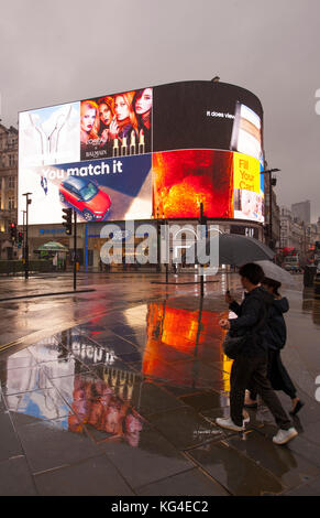 Piccadilly, Londres, Royaume-Uni. 4 novembre 2017. Nouvelle publicité signe le seul éclat de couleur sur un samedi matin froid et humide à Piccadilly Circus. Crédit : Malcolm Park/Alay Live News. Banque D'Images