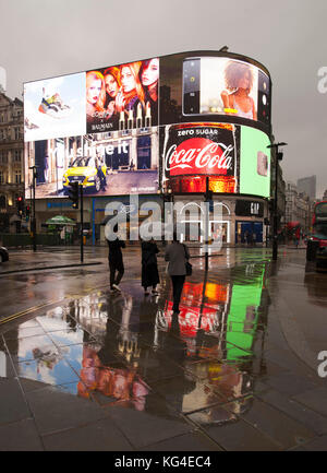 Piccadilly, Londres, Royaume-Uni. 4 novembre 2017. Nouvelle publicité signe le seul éclat de couleur sur un samedi matin froid et humide à Piccadilly Circus. Crédit : Malcolm Park/Alay Live News. Banque D'Images
