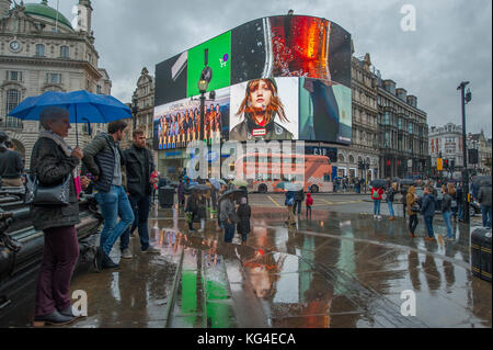 Piccadilly, Londres, Royaume-Uni. 4 novembre 2017. Nouvelle publicité signe le seul éclat de couleur sur un samedi matin froid et humide à Piccadilly Circus. Crédit : Malcolm Park/Alay Live News. Banque D'Images