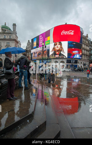 Piccadilly, Londres, Royaume-Uni. 4 novembre 2017. Nouvelle publicité signe le seul éclat de couleur sur un samedi matin froid et humide à Piccadilly Circus. Crédit : Malcolm Park/Alay Live News. Banque D'Images