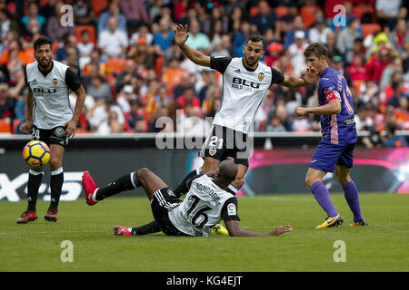 Valence, Espagne. 08Th nov, 2017. Geoffrey kondogbia de valence cf (l) martin montoya (c) et Alexander szymanowski de deportivo leganés (r) au cours de l'espagnol la liga match entre Valence CF vs cd leganes à mestalla stadium sur Novembre 04, 2017. crédit : gtres información más comuniación sur ligne, s.l./Alamy live news Banque D'Images