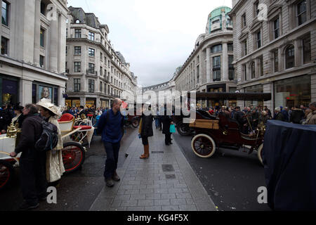 Londres, Royaume-Uni. 4 novembre, 2017. Regent Street Motor Show a lieu avant le Londres à Brighton Veteran Car Run demain. Ancien combattant, classique et moderne des voitures étaient sur l'affichage le long avec des gens habillés en costumes d'époque. L'analyse démarre de Hyde Park demain au lever du soleil. Credit : Keith Larby/Alamy Live News Banque D'Images