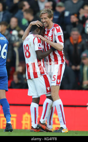 Mame Diouf & Peter Crouch STOKE CITY FC V LEICESTER CITY FC PREMIER LEAGUE, STOKE CITY FC V LEICESTER CITY FC 04 novembre 2017 GBB4807 Premier League, Stoke City Fc V Leicester City Fc 4/11/2017 USAGE STRICTEMENT ÉDITORIAL SEULEMENT. Si Le Joueur Ou Les Joueurs Représentés Dans Cette Image Jouent Ou Jouent Pour Un Club Anglais Ou L'Équipe Nationale D'Angleterre. Ensuite, Cette Image Ne Peut Être Utilisée Qu'À Des Fins Éditoriales. Aucune Utilisation Commerciale. Les utilisations Suivantes Sont Également restreintes MÊME DANS UN CONTEXTE ÉDITORIAL : utilisation en association avec, ou partie de, tout contenu audio, vidéo, données, listes de structures, club/ligue non autorisé Banque D'Images