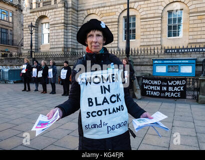 Edinburgh, Écosse, Royaume-Uni. 04 novembre 2017. Groupe pacifiste féminin Women in Black en protestation silencieuse régulière contre les guerres de Princes Street à Édimbourg. Crédit : Iain Masterton/Alay Live News Banque D'Images