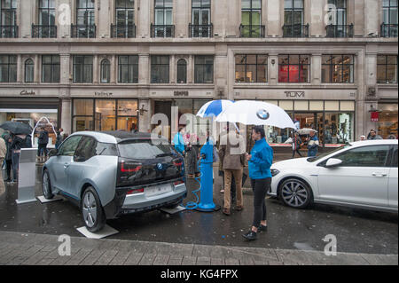 Regent Street, Londres, Royaume-Uni. 4 novembre 2017. Dans le cadre de la London Motor week, le spectacle Regent Street Motor Show rend hommage au passé, au présent et à l'avenir de l'automobile dans la célèbre rue commerçante du West End lors d'une matinée humide. La pièce maîtresse de l'événement est l'exposition de plus de 100 voitures et propriétaires vétérans en tenue d'époque. Crédit : Malcolm Park/Alay Live News. Banque D'Images
