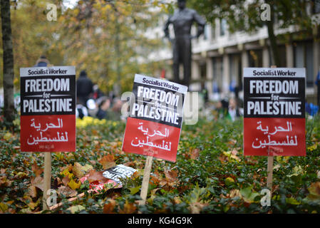 Londres, Royaume-Uni. 4 novembre 2017. Justice maintenant - faites en sorte que les choses soient justes pour la Palestine à l'occasion du 100e anniversaire de la Déclaration Balfour et de la création de l'État juif. Une contre-manifestation d'un groupe juif marche devant les manifestants palestiniens. marche de protestation dans le centre de Londres. Credit : Matthew Chattle/Alamy Live News Banque D'Images