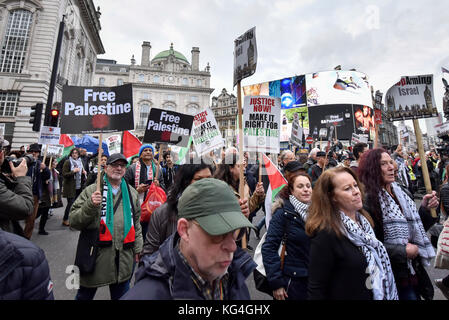 Londres, Royaume-Uni. 4e novembre 2017. Les manifestants prennent part à 'Justice maintenant : le rendre droit pour la Palestine", une marche et un rassemblement dans le centre de Londres, exiger la justice et l'égalité des droits des Palestiniens sur le centenaire de la Déclaration de Balfour. Crédit : Stephen Chung / Alamy Live News Banque D'Images