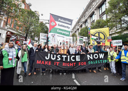 Londres, Royaume-Uni. 4e novembre 2017. Les manifestants prennent part à 'Justice maintenant : le rendre droit pour la Palestine", marchant d'Oxford Street pour un rassemblement à la place du Parlement exiger la justice et l'égalité des droits des Palestiniens sur le centenaire de la Déclaration de Balfour. Crédit : Stephen Chung / Alamy Live News Banque D'Images