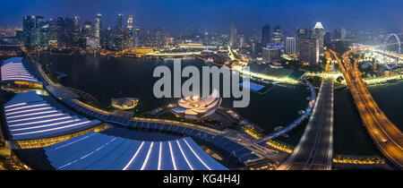 Panorama du centre-ville de Singapour Marina Bay et de l'observatoire sur le haut de Marina Bay Sands hotel, avec la formule un Banque D'Images