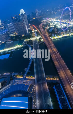 Panorama de la baie de la marina de Singapour à partir de l'observatoire en haut de Marina Bay Sands Hotel visible avec la formule un Banque D'Images