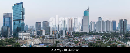 Panorama des gratte-ciel de Jakarta au coucher du soleil Banque D'Images