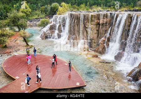 Lijiang, Yunnan, Chine - 23 septembre 2017 : les touristes sur la chute d'eau-plate-forme d'observation en bleu de la vallée de la Lune. Banque D'Images