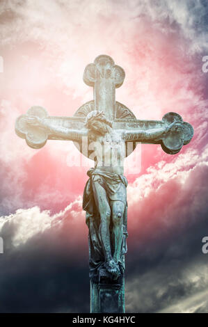Une statue de Jésus Christ crucifié contre ciel dramatique inhabituelle. Banque D'Images