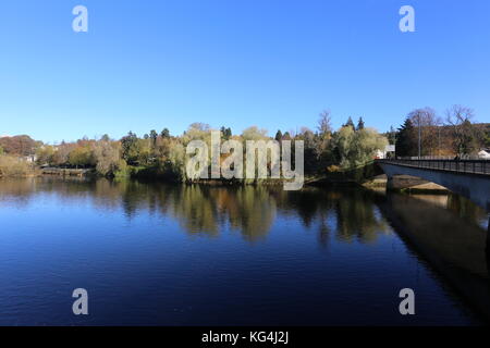 Queens bridge et norie miller park en automne perth ecosse novembre 2017 Banque D'Images