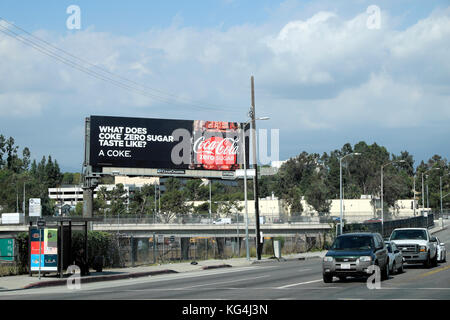 'Qu'est-ce que Coke Zero Un goût de sucre ?' 'UN' Coke Coca Cola panneau publicitaire près de l'autoroute dans une rue de Los Angeles Californie KATHY DEWITT Banque D'Images