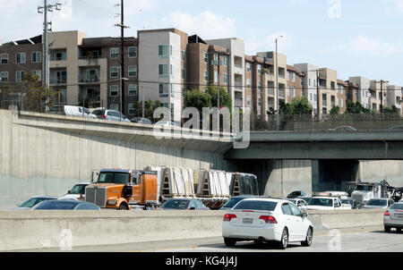 Appartement logement nouveau bâtiment à côté de l'Interstate Highway 5 Golden State Freeway traffic dans la ville de Los Angeles en Californie USA KATHY DEWITT Banque D'Images