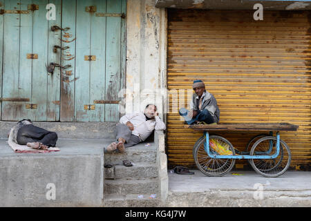 JUNAGADH, GUJARAT, INDE - 18 JANVIER 2015 : sieste de l'après-midi dans les rues des villes indiennes Banque D'Images