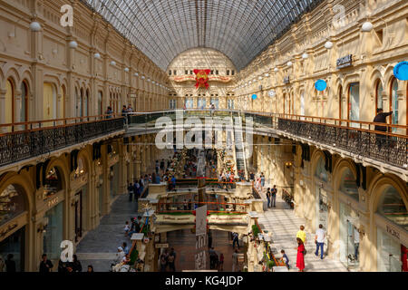 Intérieur de la gomme de Moscou (State Department Store) avec des personnes non identifiées, l'allong marche des galeries. Moscou, Russie. Banque D'Images