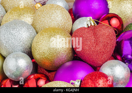 Une série de boules de Noël et un foyer Banque D'Images