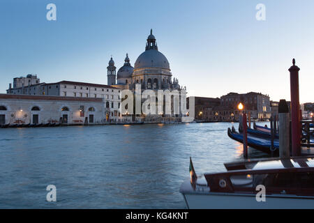 Ville de Venise Italie pittoresque. Vue sur le crépuscule du bassin San Marco, à l'entrée du grand canal. Banque D'Images