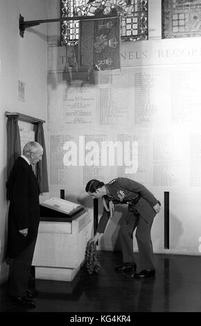 Le prince Charles, prince de Galles (R), surveillé par le major-général Sir Allan Adair, dépose une couronne au pied de la plaque commémorative dédiée aux gardes gallois tués lors de la campagne de l'Atlantique Sud de 1982. La plaque a été dévoilée par le major général lors d'un service à la chapelle des gardes, Birdcage Walk, Londres. Le Standard est celui porté par les Horse Guards quand il a été bombardé à Hyde Park l'année dernière. Banque D'Images