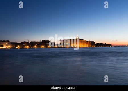 Ville de Venise Italie pittoresque vue de crépuscule. canal Giudecca et l'île de Giudecca. Banque D'Images