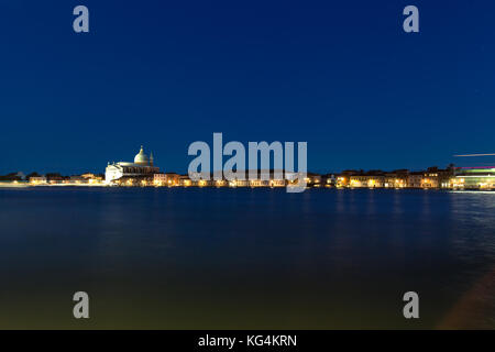 Ville de Venise en Italie. soir vue sur le pittoresque canal Giudecca avec l'île de Giudecca, à l'arrière-plan. Banque D'Images