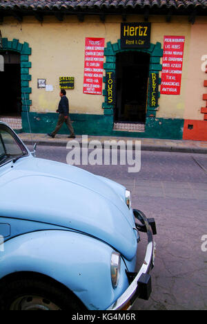 Vintage voiture Volkswagen Beetle maggiolone colorés sur la rue. San Cristobal de las Casas, Mexique del Banque D'Images