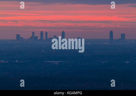 La belle vue sur Midtown Atlanta de la Stone Mountain au crépuscule avec le Red sky, Georgia, USA Banque D'Images