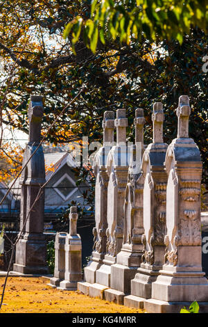 Plusieurs pierres tombales dans la même rangée, sous l'arbre sur le cimetière d'Oakland en journée ensoleillée, Atlanta, États-Unis Banque D'Images