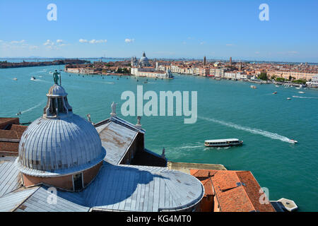 La vue depuis le haut de l'bellltower de San Giorgio Maggiore à Venise. partie de la toiture peut être vu dans le premier plan avec punta d Banque D'Images