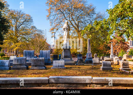 Groupe de pierres tombales et la sculpture de la Vierge Marie sur le cimetière d'Oakland dans la journée d'automne ensoleillée, Atlanta, États-Unis Banque D'Images