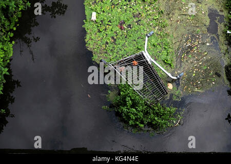 Un chariot abandonné jeté dans une rivière locale causant des dommages environnementaux à Bristol, Angleterre, Royaume-Uni Banque D'Images