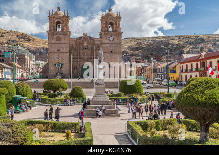 Catedral Basilica San Carlos Borromeo et plaza de armas à Puno, Pérou Banque D'Images