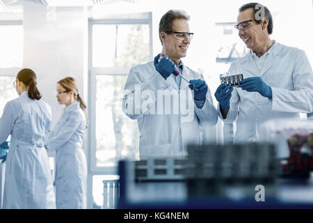 Les scientifiques travaillant dans smart joyeuse team Banque D'Images