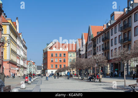 Les gens à pied de la rue piétonne centrale swidnicka dans wroclaw Banque D'Images