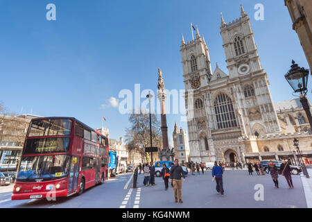 Célèbre double decker bus en face de l'abbaye de Westminster à Londres Banque D'Images