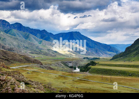 Vue sur rivière Chuya dans montagnes le long Chuysky Trakt. République de l'Altaï, en Sibérie. La Russie Banque D'Images