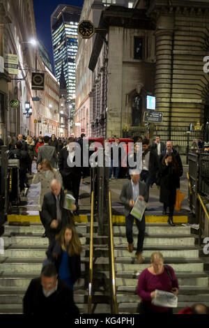 Les banlieusards floue entre la station de métro par l'entrée de la Banque, à l'angle des rues King William Lombard et dans le coeur de le Square Mile, la capitale le centre historique et financier, le 1er novembre 2017, dans la ville de Londres, en Angleterre. Banque D'Images