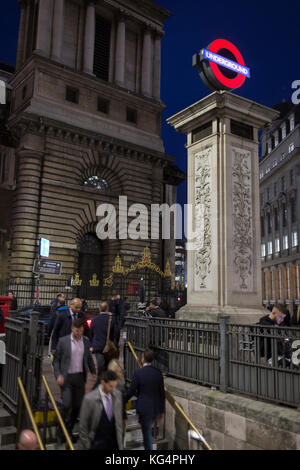 Les banlieusards floue entre la station de métro par l'entrée de la Banque, à l'angle des rues King William Lombard et dans le coeur de le Square Mile, la capitale le centre historique et financier, le 1er novembre 2017, dans la ville de Londres, en Angleterre. Banque D'Images