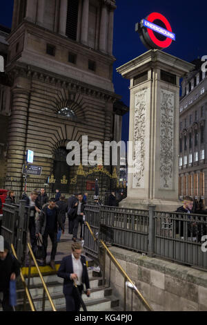 Les banlieusards floue entre la station de métro par l'entrée de la Banque, à l'angle des rues King William Lombard et dans le coeur de le Square Mile, la capitale le centre historique et financier, le 1er novembre 2017, dans la ville de Londres, en Angleterre. Banque D'Images