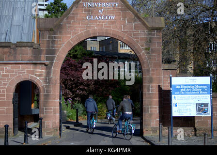 Panneau d'entrée de l'université de glasgow kelvingrove Park en automne vu depuis partick Bridge Banque D'Images