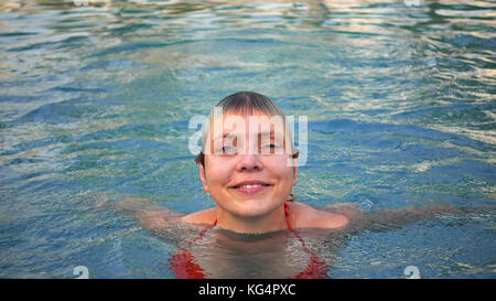 Young woman in red bikini sortant de l'eau Banque D'Images