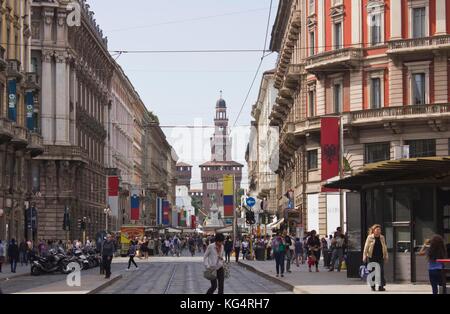 Milan, Italie - 9 mai : via dante dans Milan, avec tous les drapeaux de l'expo, avec vue sur le château des Sforza dans l'arrière-plan Banque D'Images