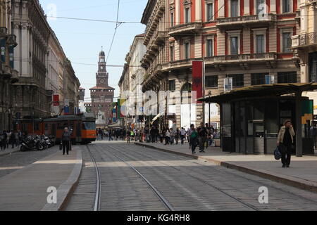 Milan, Italie - 9 mai : via dante dans Milan, avec tous les drapeaux de l'expo, avec vue sur le château des Sforza dans l'arrière-plan Banque D'Images