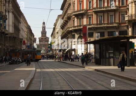 Milan, Italie - 9 mai : via dante dans Milan, avec tous les drapeaux de l'expo, avec vue sur le château des Sforza dans l'arrière-plan Banque D'Images